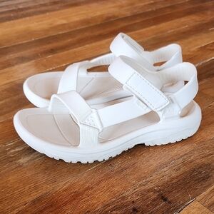 Teva Cream Colored Hurricane Drift Sandals 7